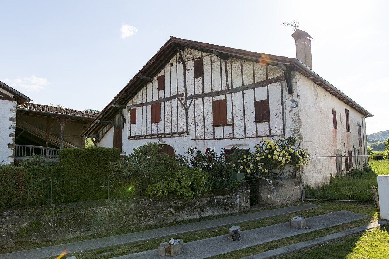Photographie documentaire de toiture, matériau ou chantier ; ne représente pas une réalisation de la marque — photographie d’illustration