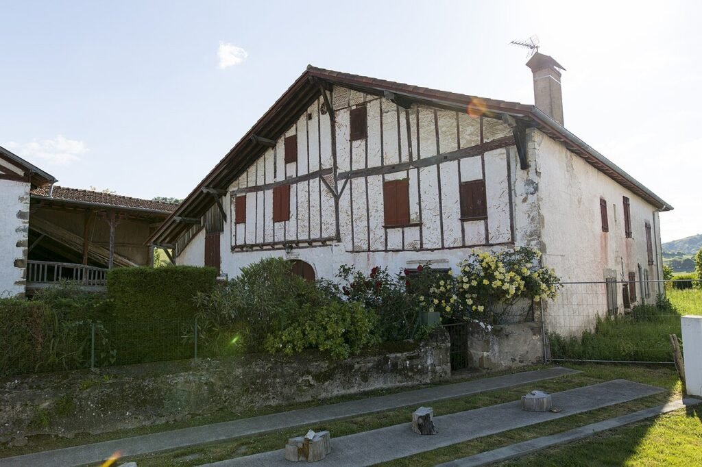 Photographie documentaire de toiture, matériau ou chantier ; ne représente pas une réalisation de la marque — photographie d’illustration
